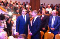 Януковича в Донецке встретили старший сын, Ахметов и Иванющенко