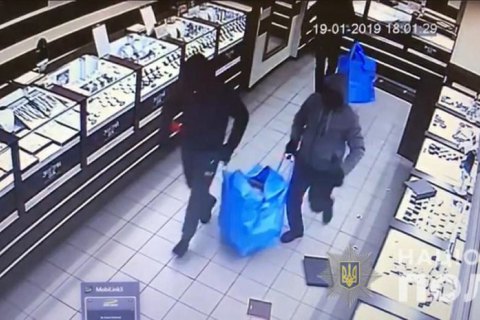 Грабители вынесли из ювелирного магазина 1,5 кг украшений в Кривом Роге