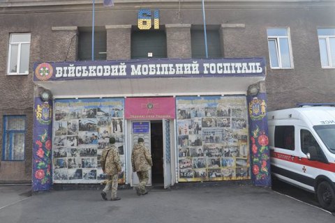 ​Волонтеры из Литвы передали военному госпиталю в Мариуполе 15 кроватей и реанимобиль