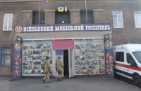 ​Волонтеры из Литвы передали военному госпиталю в Мариуполе 15 кроватей и реанимобиль