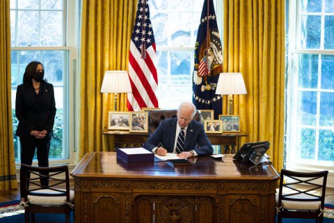 Віцепрезидент США обіцяє Росії фінансові санкції у випадку вторгнення до України