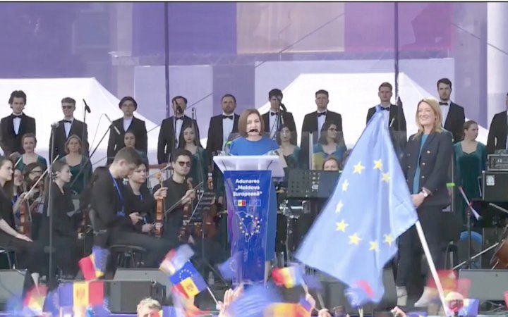 У Кишиневі десятки тисяч людей зібралися на мітинг на підтримку євроінтеграції 
