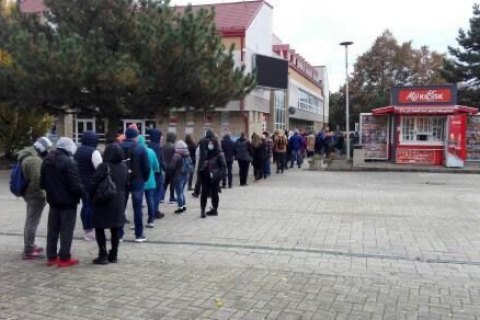 Словакия из-за национального тестирования на ковид - в пробках и очередях