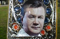 В Луганске проведут крестный ход с "иконой Януковича"