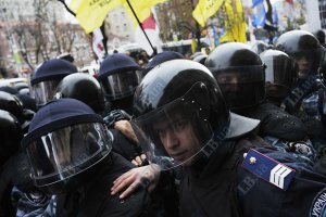 "Беркут" сворачивает палаточный городок "регионалов" и убирает мусор