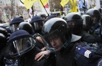 "Беркут" сворачивает палаточный городок "регионалов" и убирает мусор