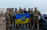 Порошенко привіз морпіхам на Південь FPV-дрони і квадроцикли для евакуації поранених