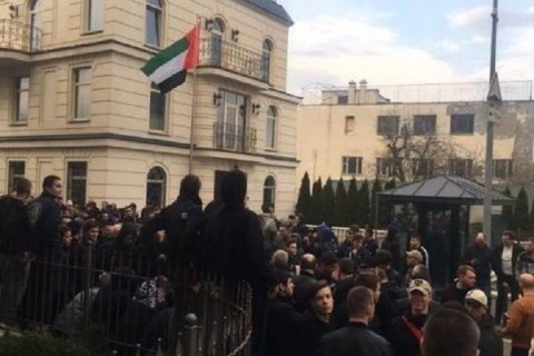 Полиция задержала под офисом Зеленского двух человек за провокацию драки 
