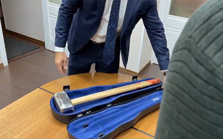 Власник ПВК "Вагнера" передав до Європарламенту кувалду з плямами бутафорської крові