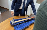 Власник ПВК "Вагнера" передав до Європарламенту кувалду з плямами бутафорської крові