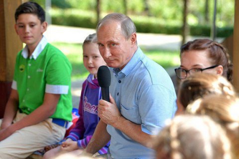 МЗС обурене візитом Путіна в окупований Крим