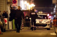 В пригороде Парижа около 40 вооруженных людей обстреляли полицейский участок фейерверками