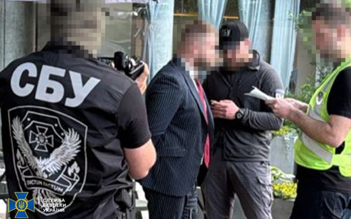 У Києві затримали адвоката, якого підозрюють у вимаганні $30 тисяч за обіцянку вплинути на рішення суду