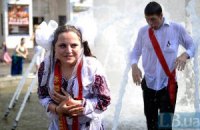Киевские выпускники искупались в фонтанах