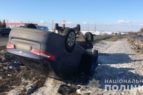 В ДТП возле Рогани перевернулись четыре автомобиля, погибла женщина-пешеход