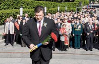 Янукович со свитой возложили венки к Могиле неизвестного солдата