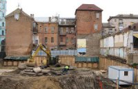 В Десятинном переулке на месте княжеского дворца застройщики начинают возводить фундамент "бетонного монстра"