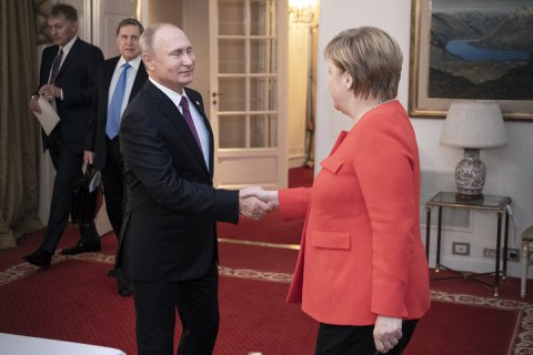 ​General-Anzeiger: Меркель впервые после аннексии Крыма может приехать на "Петербургский диалог" с Путиным