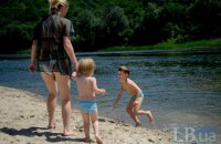 Коммунальщики временно запретили купаться на 8 пляжах Киева