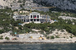 У Януковича открестились от строительства на мысе Айя 