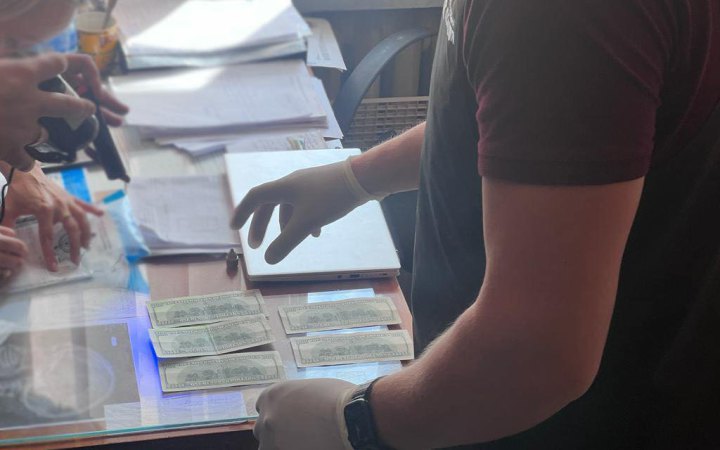 На хабарі піймали члена військово-лікарської комісії на Хмельниччині