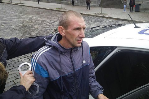 Мужчину, который разбил памятные плиты на Майдане, арестовали на два месяца
