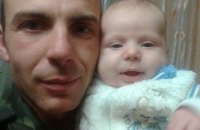 Він весь час намагався не показувати тривоги і запевняв нас, що все гаразд, в той час коли над головою вибухали гради