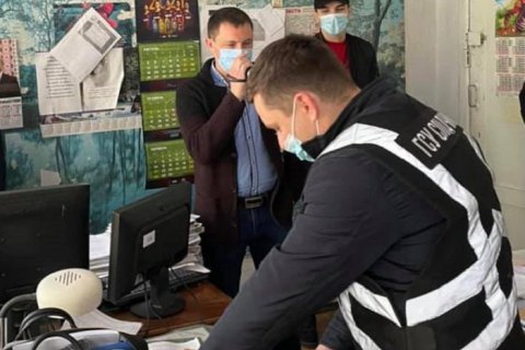 Личного водителя руководителя НААН уличили в получении зарплат на шести госпредприятиях