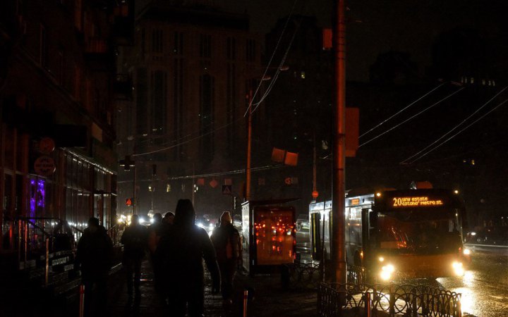 У Києві між правим і лівим берегами запускають новий тимчасовий маршрут