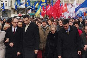 К митингующим вышли лидеры оппозиции