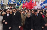 К митингующим вышли лидеры оппозиции