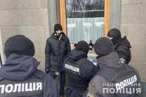 В Киеве задержан мужчина, который бросил молоток в окно Рады