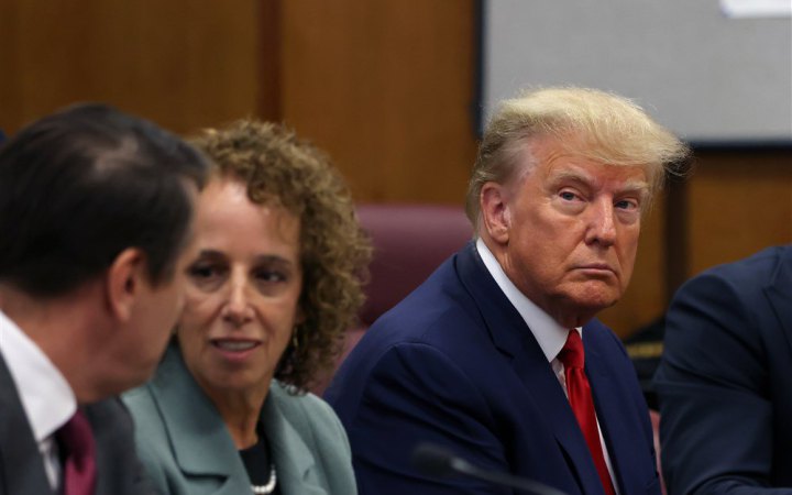 Суд проти Трампа за звинуваченням у хабарництві перенесено на квітень
