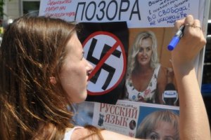 Луганские "регионалы" засунули чучела Фарион и Михальчишина в мусоровоз
