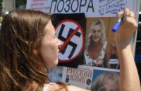 Луганские "регионалы" засунули чучела Фарион и Михальчишина в мусоровоз