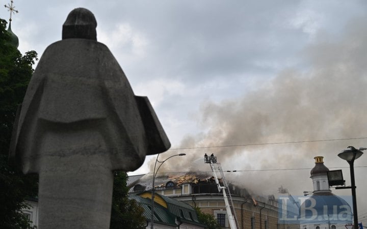 РФ виправдовує атаки по Києву і називає пожежу Лаврі після обстрілів “самопідпалом”