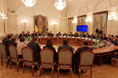 Порошенко недоволен низким уровнем оцифровки данных земельного реестра