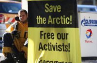 В Германии активисты Greenpeace привязали себя к бензоколонкам "Газпрома"