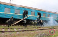 В Мариуполе прошли учения по освобождению заложников в поезде