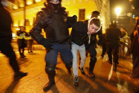 В день суда над Навальным в России задержали почти 1,5 тыс. человек