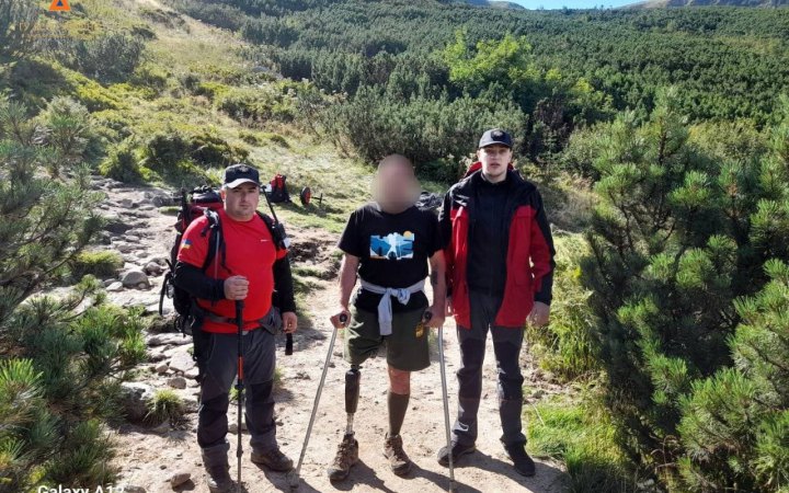 Один з учасників благодійної акції зі збору коштів для допомоги військовим пошкодив протез у горах