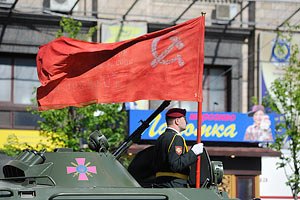 Законом о копии флага Победы запущена еще одна технология на раскол общества - эксперт