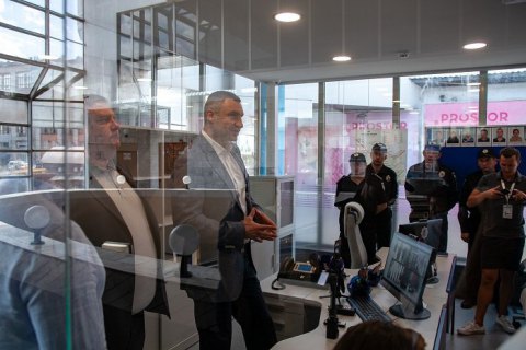На станции киевского метро "Лукьяновская" открыли стеклянный офис полиции