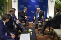Порошенко зустрівся із Клінтоном