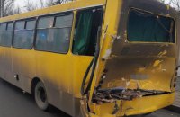 В Киеве грузовик врезался в маршрутку, пострадали пять пассажиров 