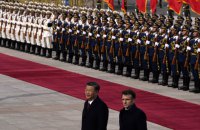 Politico: Сі Цзіньпін не змінив ставлення щодо війни РФ проти України після перемовин з Макроном