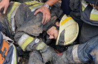 В Днепре во время тушения пожара на спасателей упала крыша
