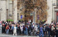 Под офисом Нацсовета подрались противники и защитники телеканала NewsOne