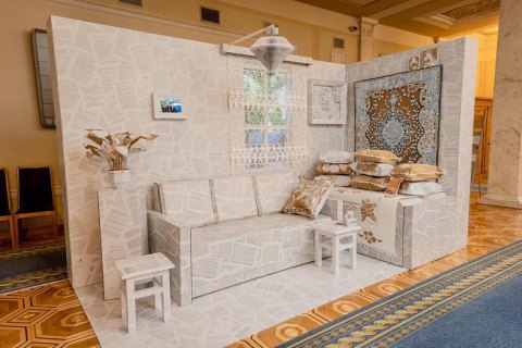 В Раде открыли выставку "Жизнь на бумаге", посвященную онкобольным