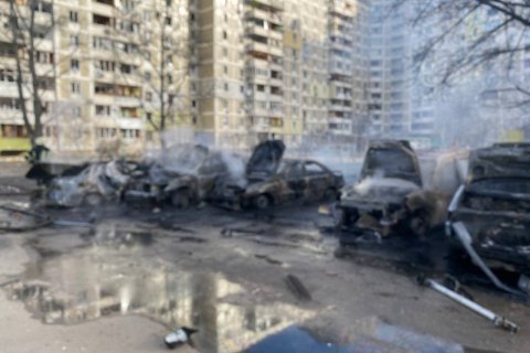 В Киеве на Троещине оккупанты вгатили по двору многоэтажки